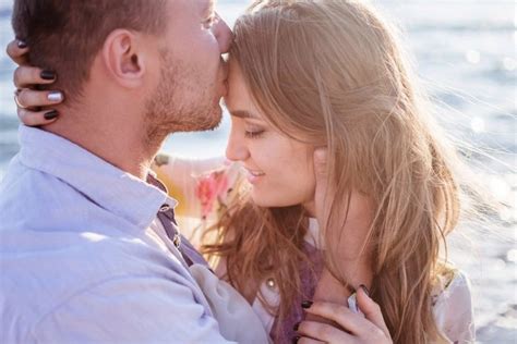 Poljubljanje, če je dobra kemija Erotična masaža Koidu